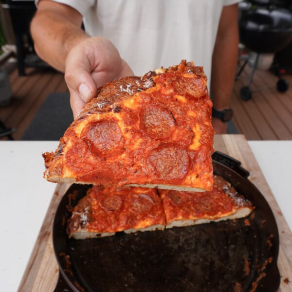easy cast iron pizza slice.