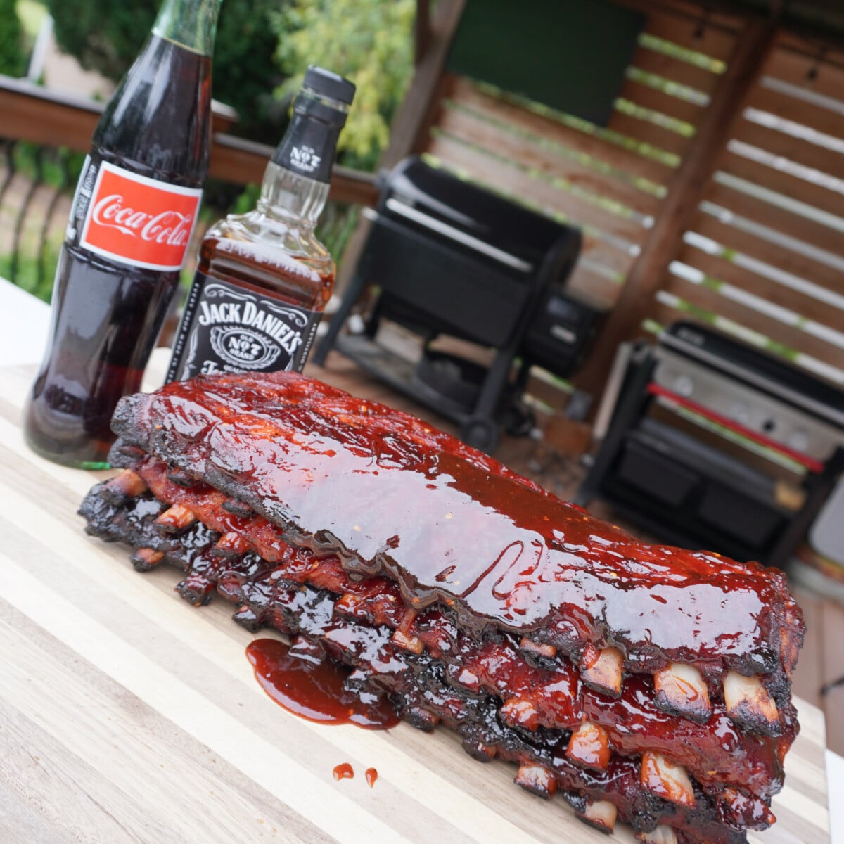 jack and coke smoked ribs on cutting board.